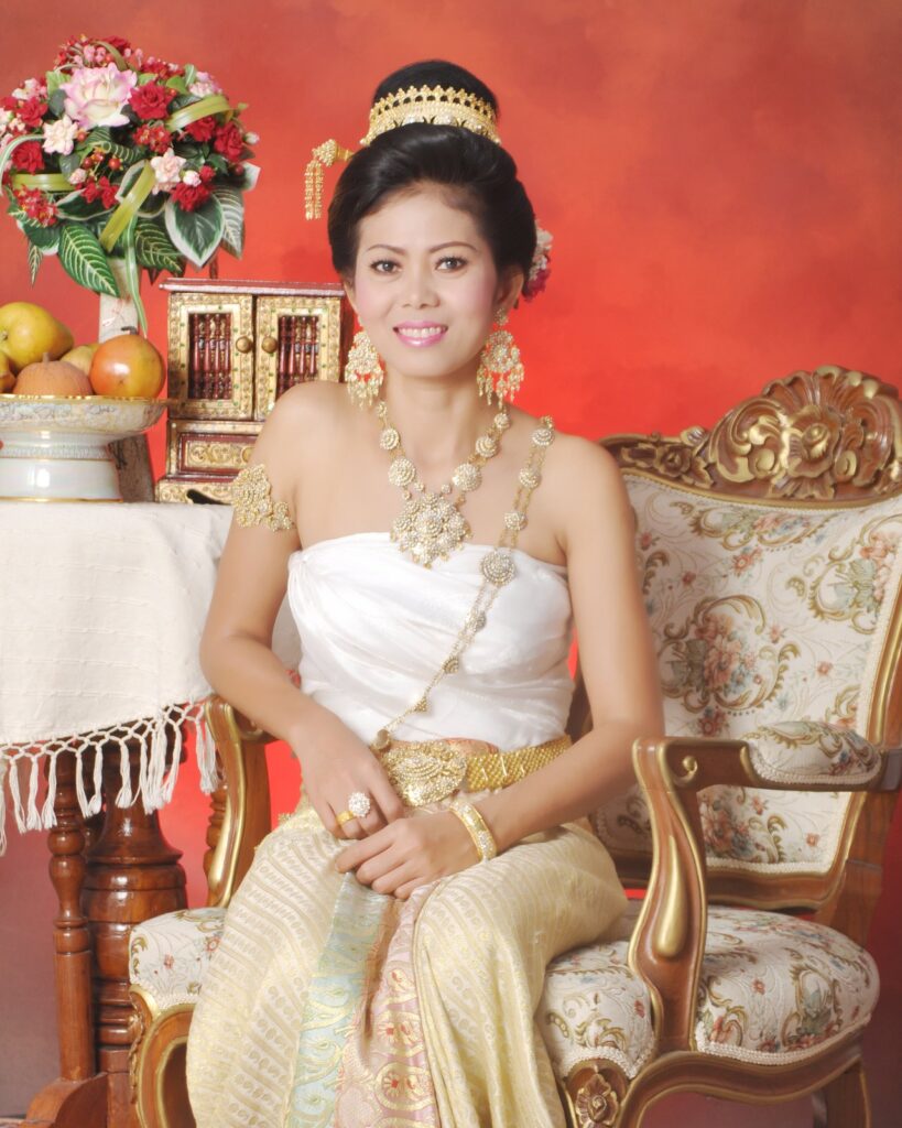Tao in traditioneller Thai-Tracht, sitzend