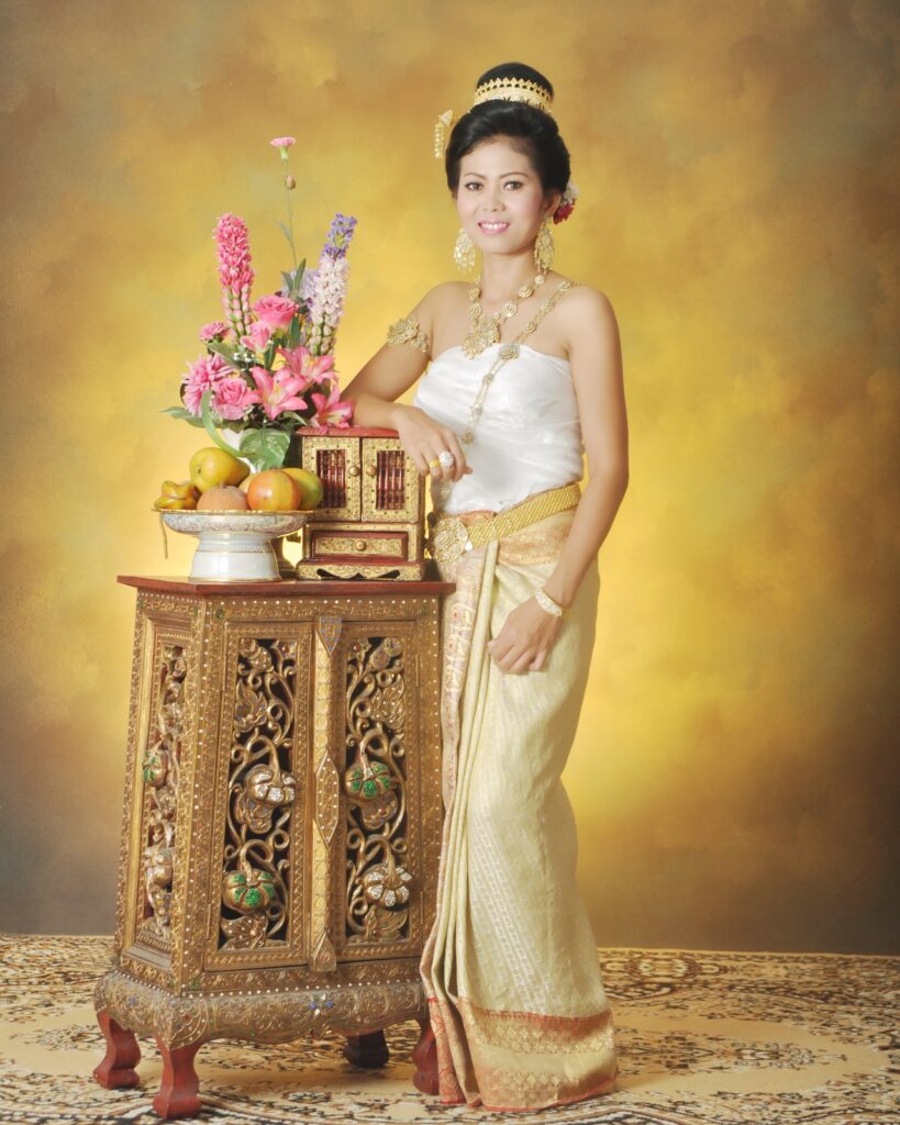 Tao in traditioneller Thai-Tracht vor goldenem Hintergrund